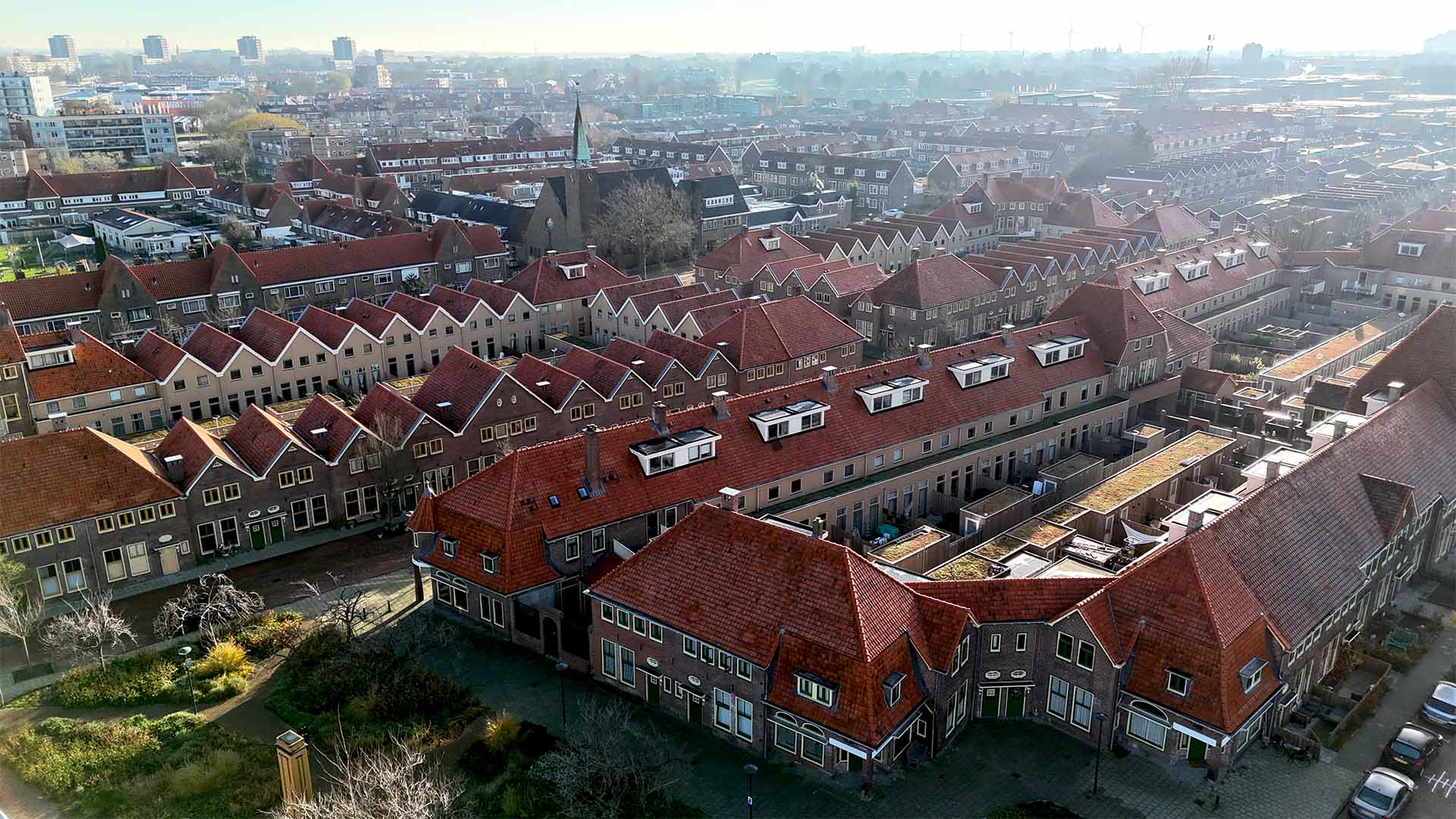 Dronefoto van de afgeronde wijk Centrale Blokken in Leiden