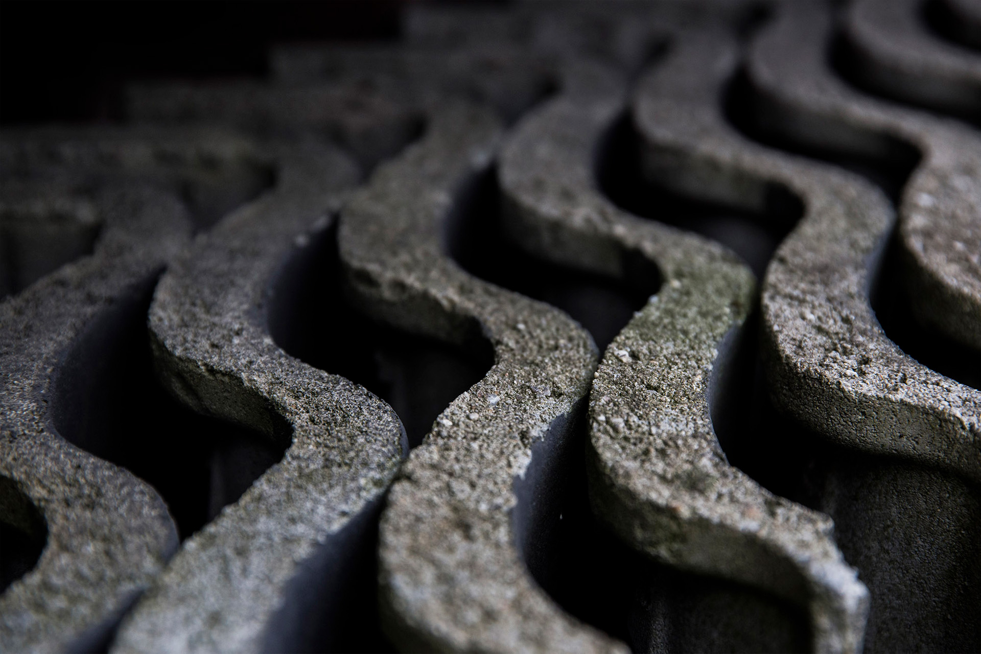 Sneldek antraciet betonnen dakpannen branding Luijtgaarden