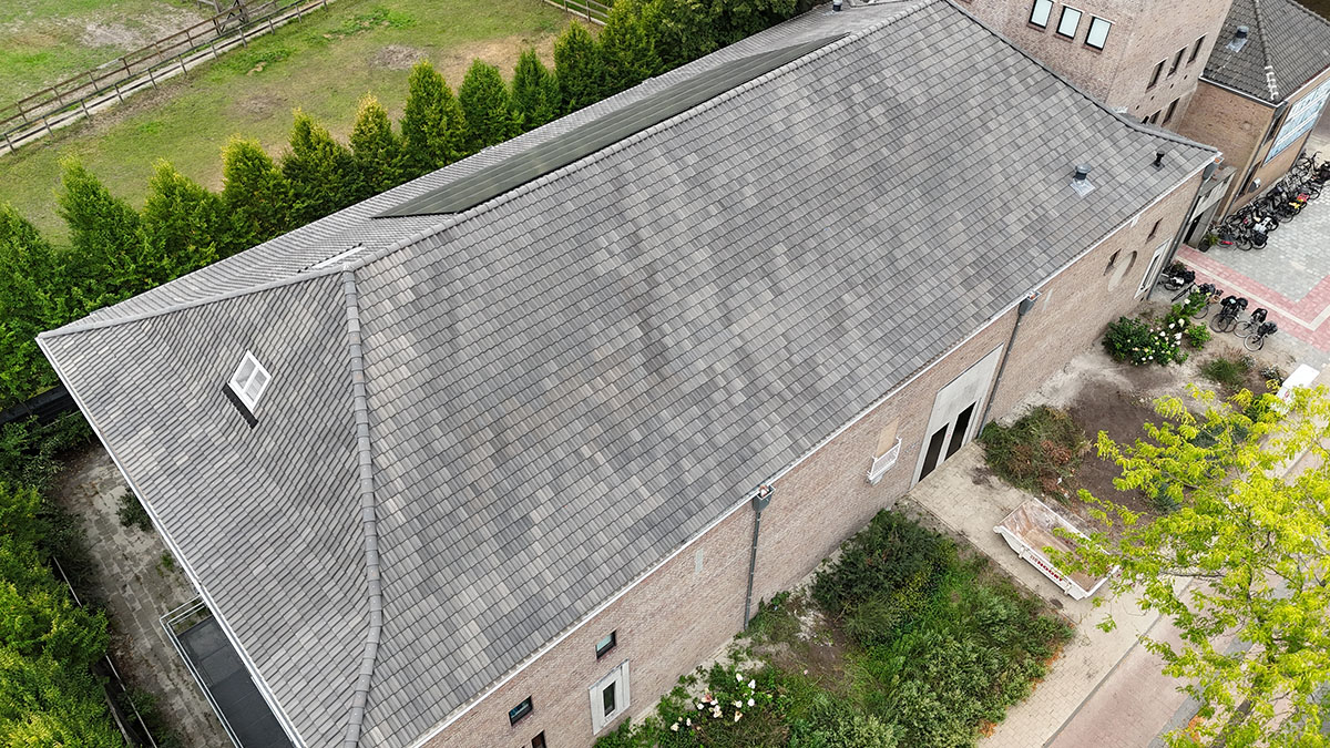 Cultureel centrum nieuwe OVH H-15 dakpannen.jpg