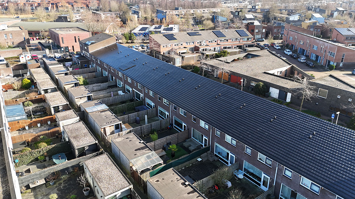 Gerenoveerde woningen zwarte vlakke dakpan G-10 Purmerend.jpg