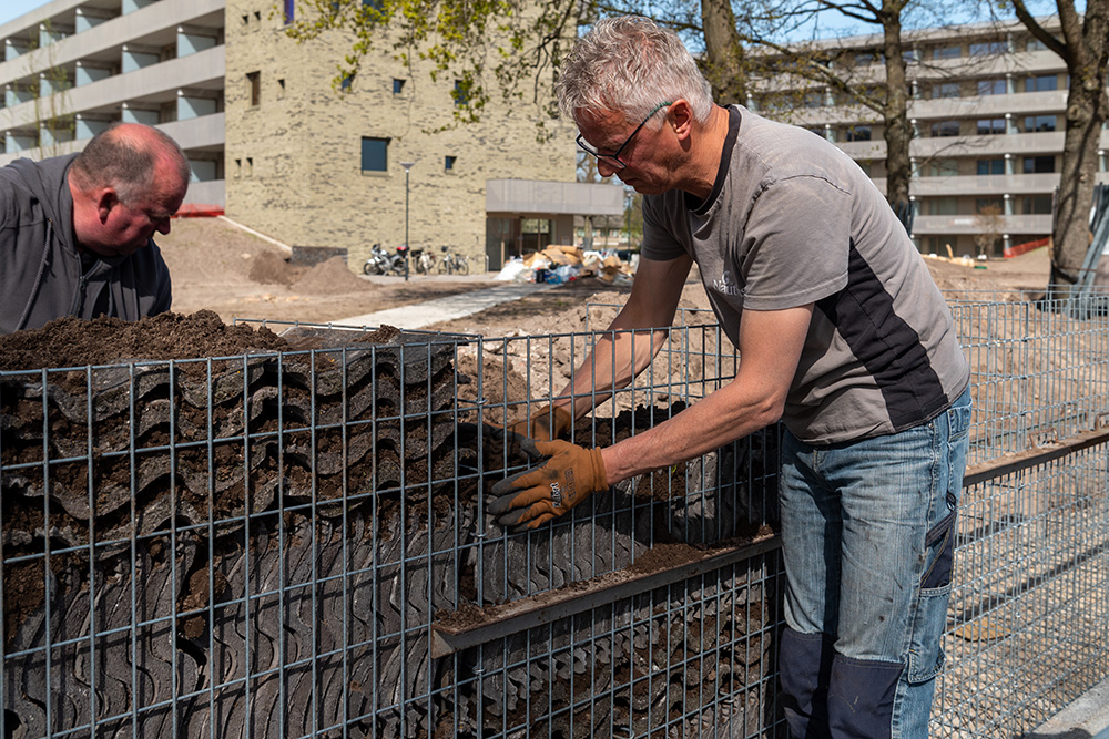 Schanskorven dakpannen aanvullen grond.jpg