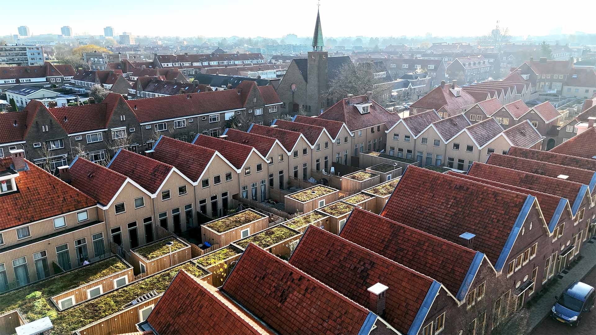 Afgeronde gerenoveerde daken Centrale Blokken in Leiden