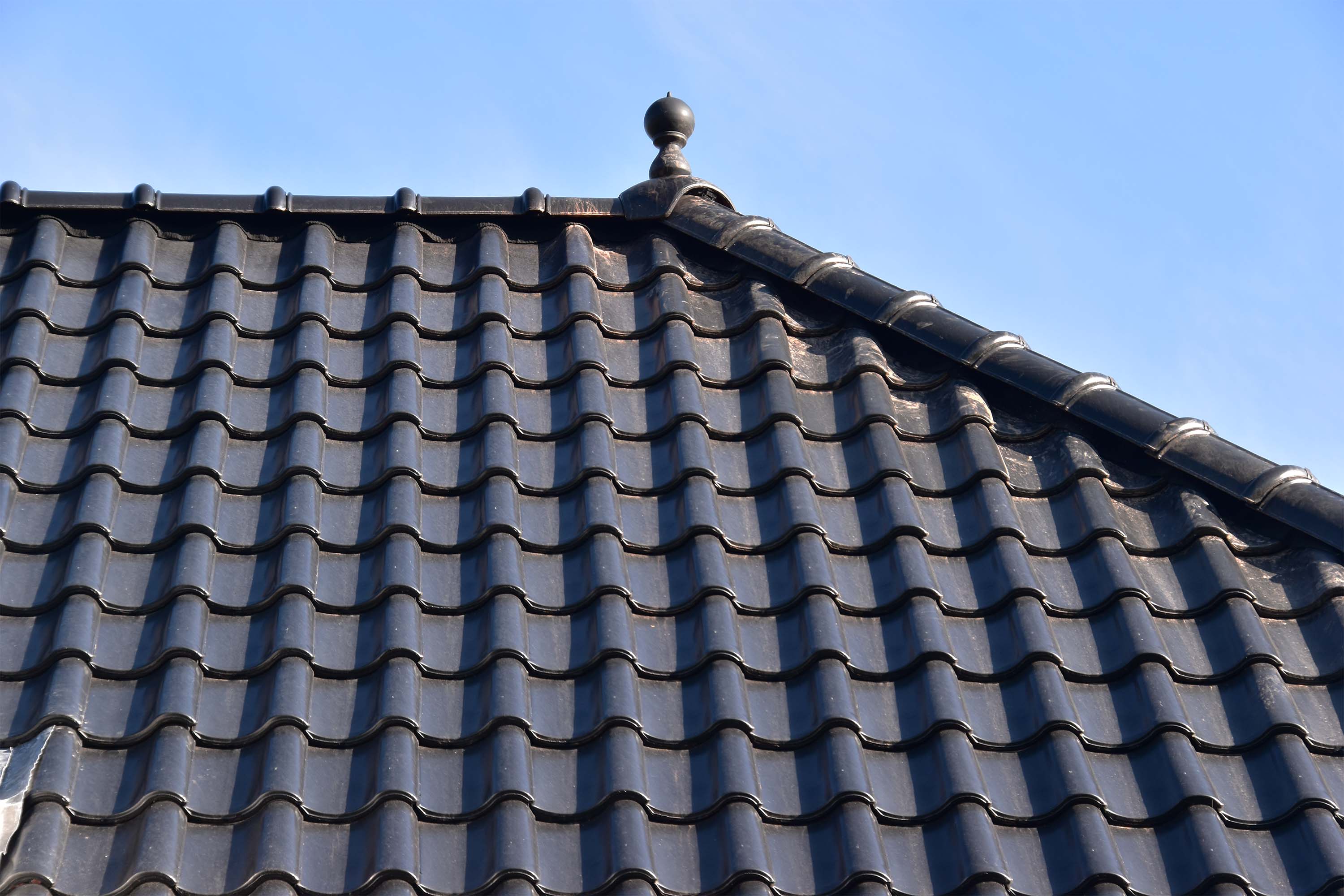 Dakdetail De Nieuwe Hollander-V dakpannen matzwart verglaasd